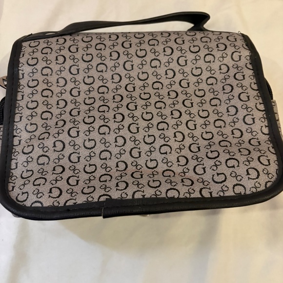 GUESS Signature Gray Portable Hanging Toiletry Travel Bag Makeup Bag Medium - Picture 10 of 12